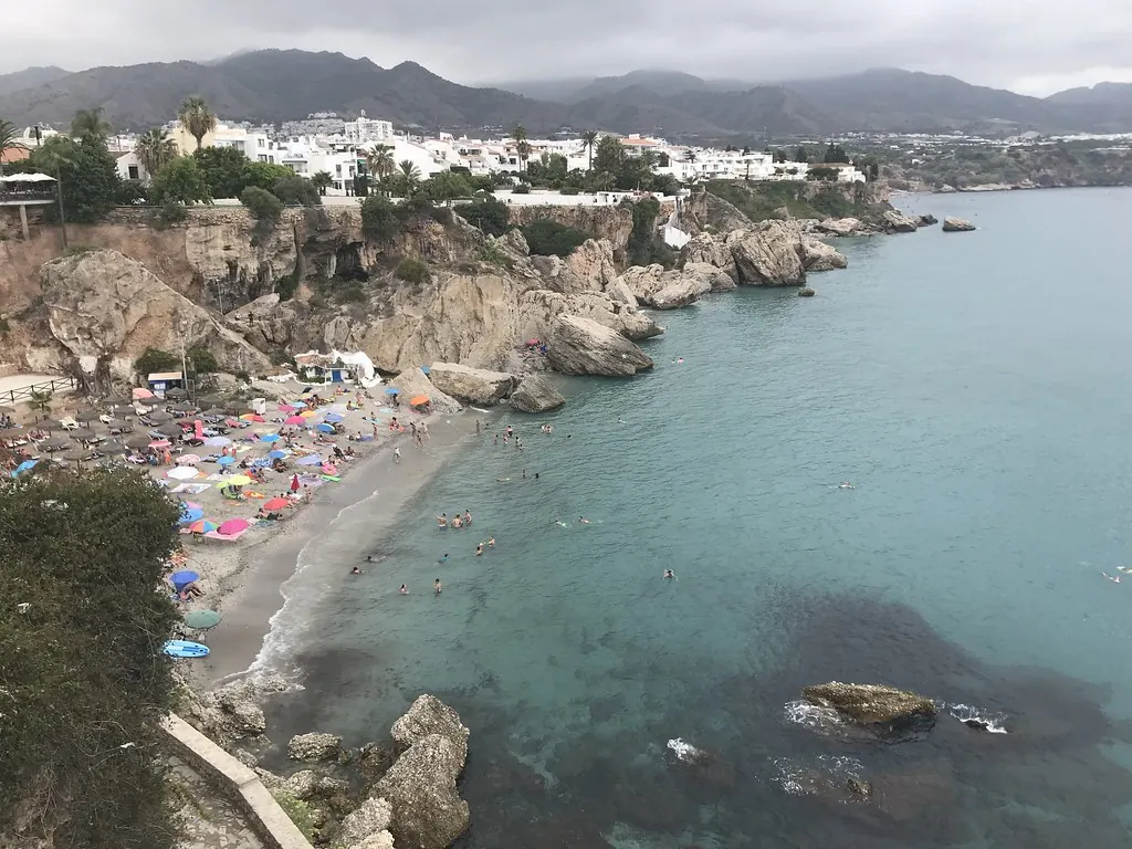 Costa malagueña de aguas turquesa cerca de Rincón de la Victoria, escenario para una comunión junto al mar