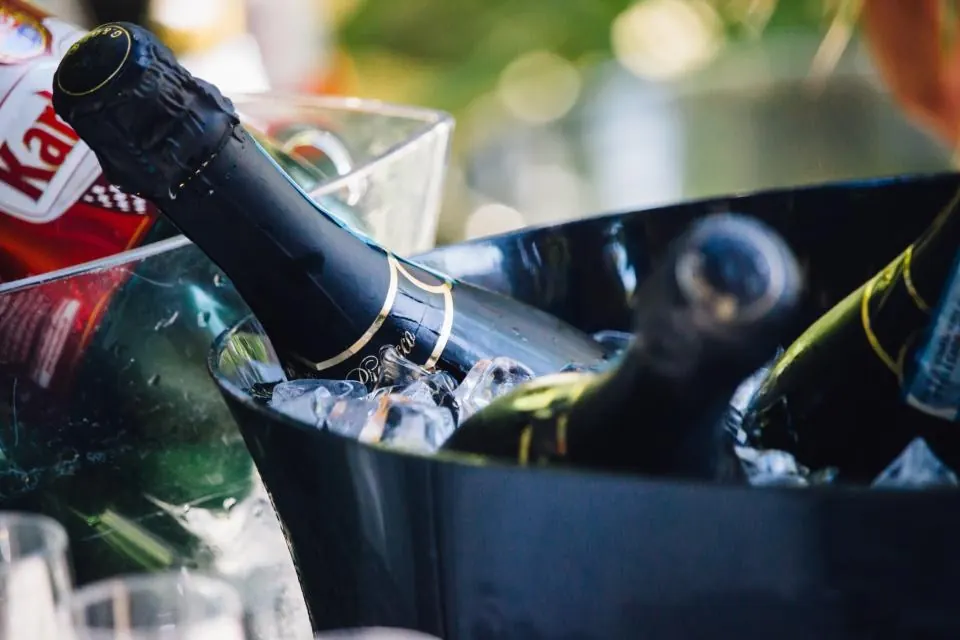Cava en cubitera con hielo preparado para el brindis de un cumpleaños en Málaga