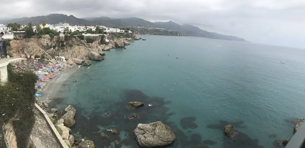 Costa de Nerja junto al Balcón de Europa, lugar romántico para una pedida de mano
