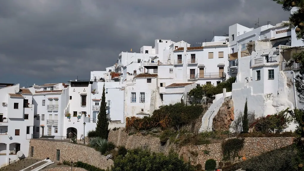Calle encalada de Frigiliana, pueblo blanco de la Axarquía
