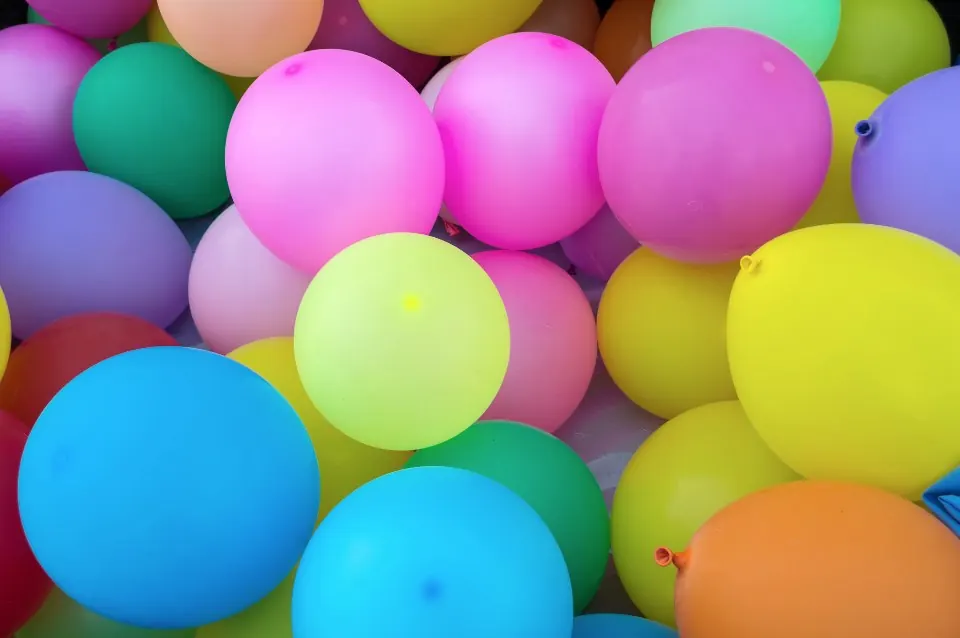 Globos de colores en el jardín de una finca del Valle del Guadalhorce preparada para una primera comunión