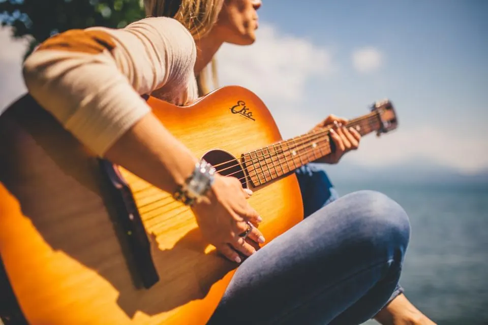 Guitarrista tocando guitarra española junto al mar en una fiesta privada en Málaga