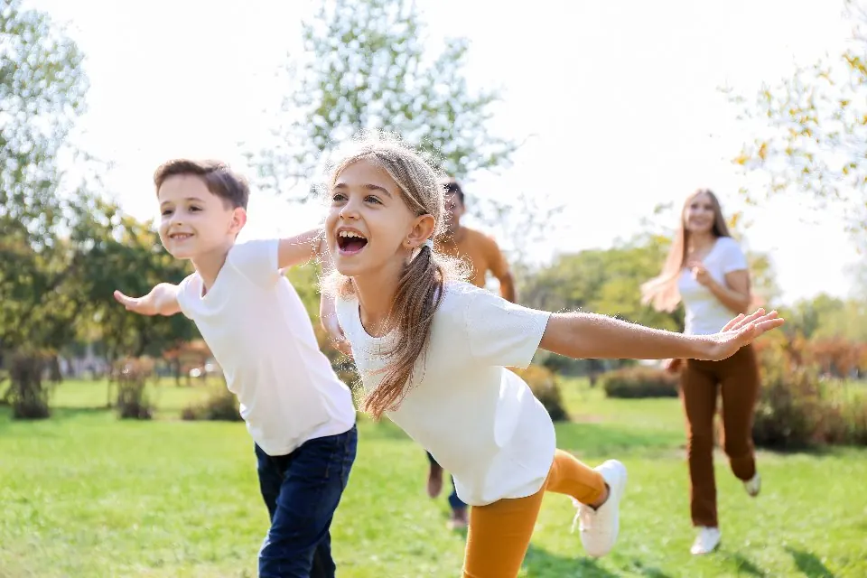 Niños corriendo en un parque durante una comunión en Málaga