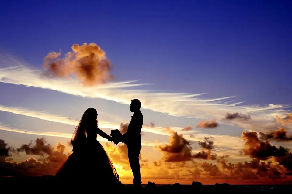 Silueta de novios al atardecer junto al mar en la Costa del Sol