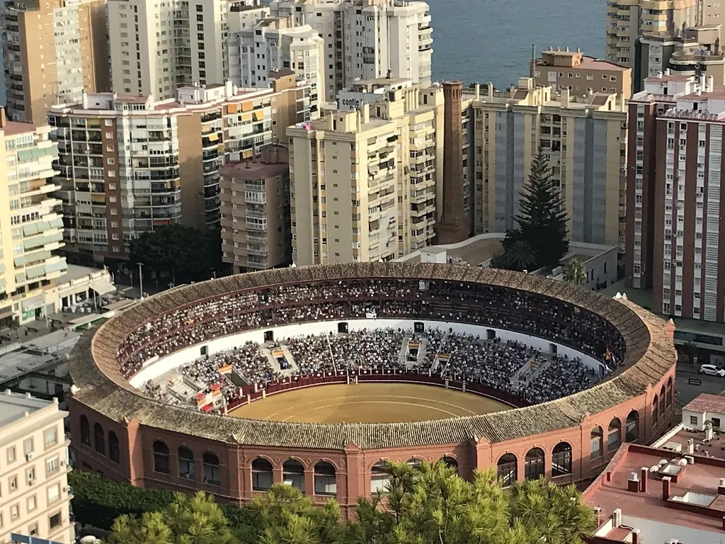 Plaza de toros de la Malagueta junto al mar, zona para comidas de Navidad en grupo en Málaga