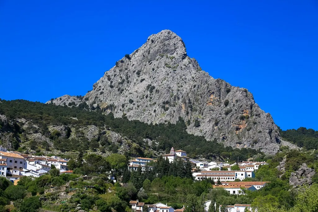 Pueblo blanco bajo una peña caliza en la Serranía de Ronda, zona de cortijos para bodas