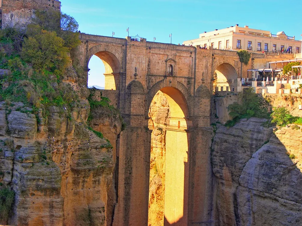 Puente Nuevo sobre el Tajo de Ronda con luz cálida de tarde