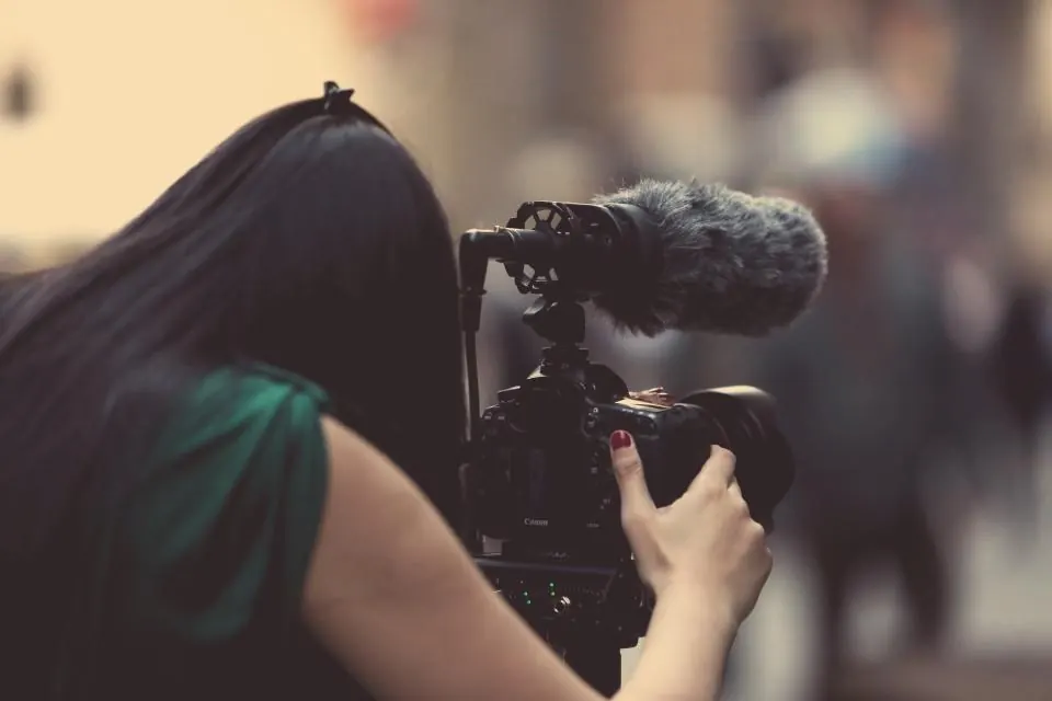 Videógrafa grabando con cámara y micrófono el vídeo de una boda en Málaga