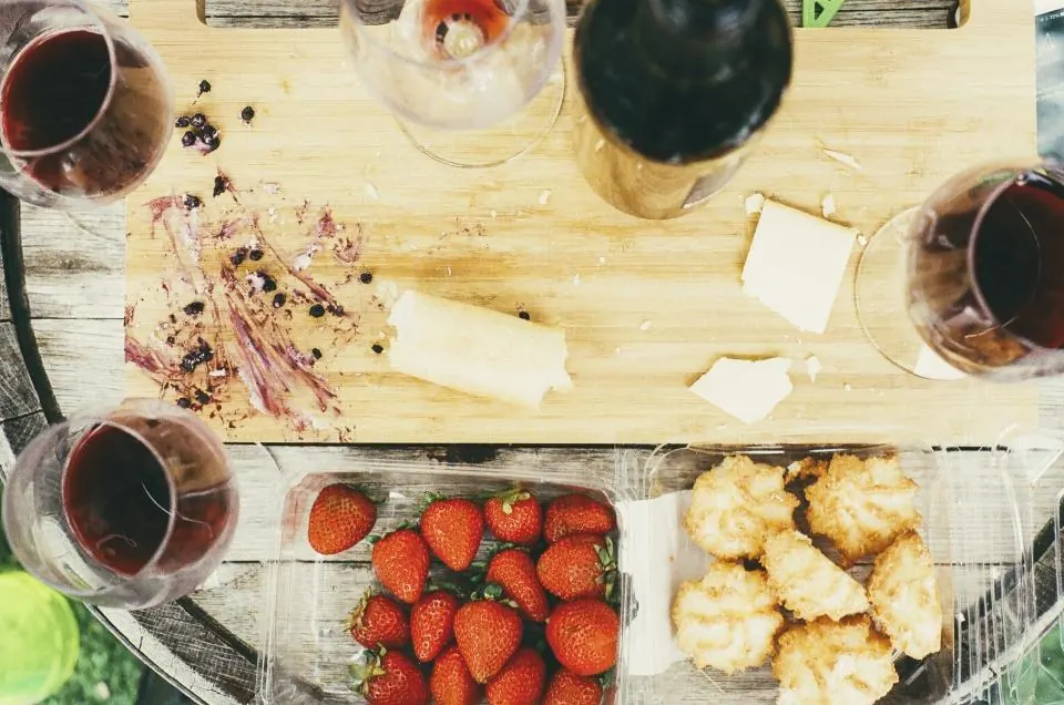 Vino tinto y tabla de quesos en una bodega de la Serranía de Ronda
